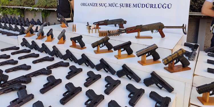 Organize suç örgütüne yönelik operasyonda ele geçirilenler emniyette sergilendi