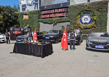 POS cihazı operasyonunda ele geçirilen lüks araçlar emniyette sergilendi