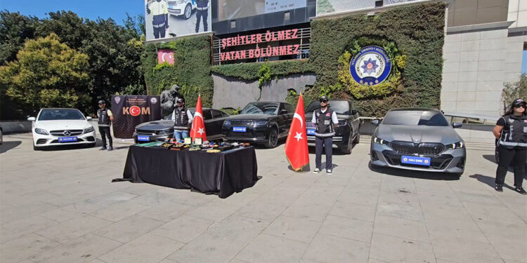 POS cihazı operasyonunda ele geçirilen lüks araçlar emniyette sergilendi