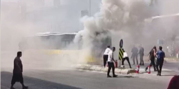 Sancaktepe'de seyir halindeki İETT otobüsünde yangın