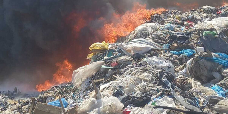 Silivri'de çöp döküm sahasında yangın