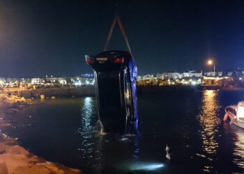 Silivri'de park halindeki otomobil denize düştü