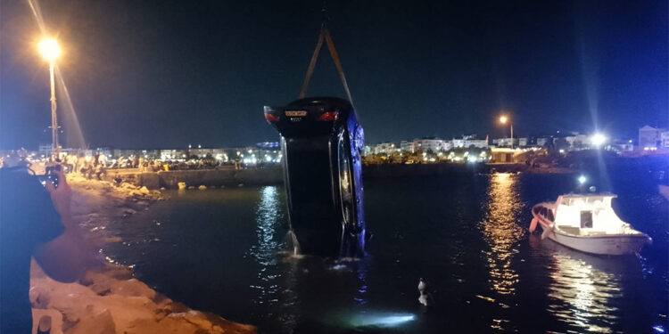 Silivri'de park halindeki otomobil denize düştü
