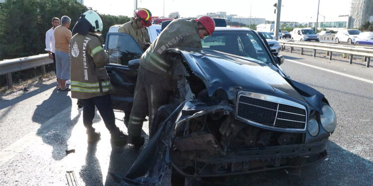 TEM Otoyolu'nda seyir halindeki otomobil bariyerlere vurdu