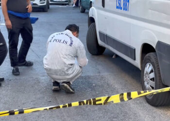 Sultangazi'de 3 arkadaş sokakta silahlı saldırıya uğradı