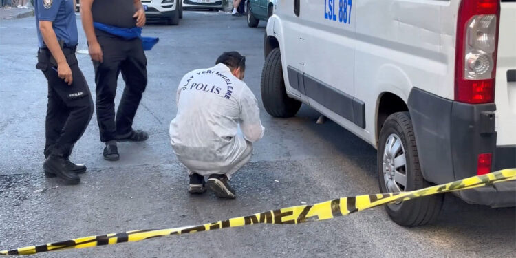 Sultangazi'de 3 arkadaş sokakta silahlı saldırıya uğradı