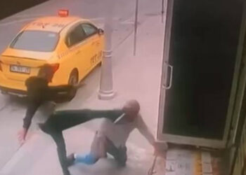 Sultangazi'de taksici oğlunun alacaklısı tarafından darbedildi