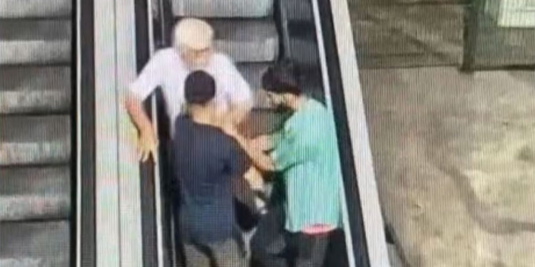 Taksim'de 67 yaşındaki adamın boğazını sıkıp gasbettiler