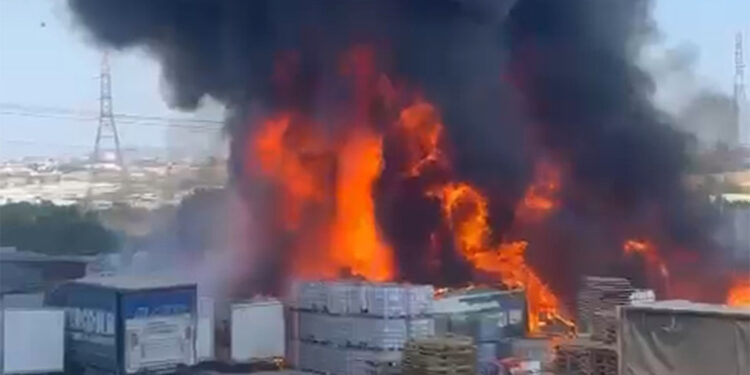 Tuzla'da plastik ve yanıcı maddelerin bulunduğu iş yerinde yangın