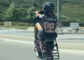 Ümraniye'de motosikletlinin tek teker üzerinde tehlikeli yolculuğu