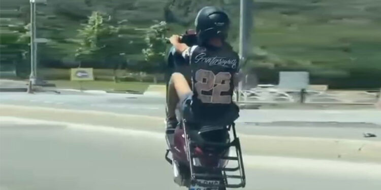 Ümraniye'de motosikletlinin tek teker üzerinde tehlikeli yolculuğu