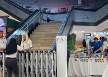 Beylikdüzü'nde AVM'nin yemek katında asma tavan çöktü