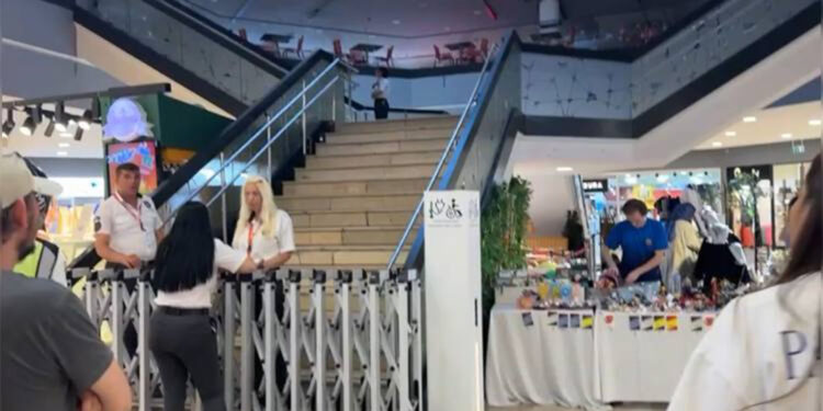 Beylikdüzü'nde AVM'nin yemek katında asma tavan çöktü