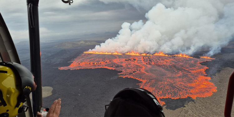 İzlanda'nın Reykjanes Yarımadası'nda yanardağ patlaması