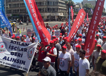 İzmir'de Belediye-İş Sendikası üyeleri, işten çıkarılan işçiler için yürüdü