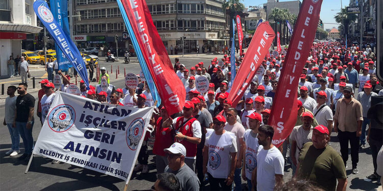 İzmir'de Belediye-İş Sendikası üyeleri, işten çıkarılan işçiler için yürüdü