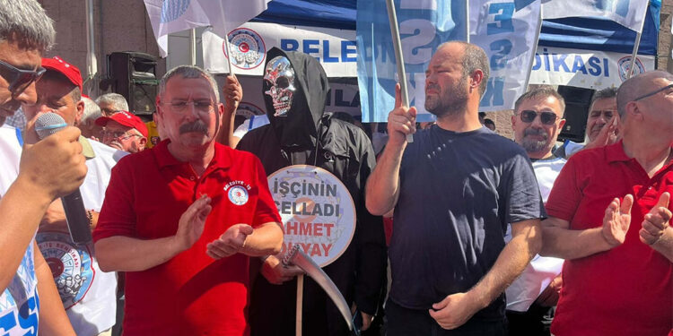 Belediyenin işten çıkardığı işçilerin eylemi devam ediyor