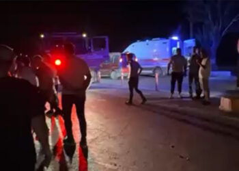 İzmir'de kamyonet ile hafif ticari araç çarpıştı