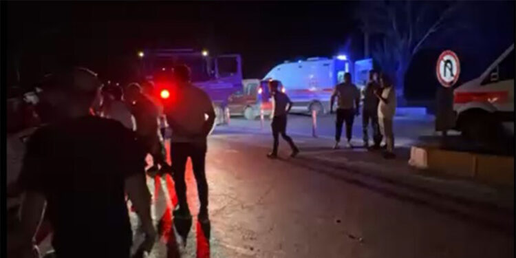 İzmir'de kamyonet ile hafif ticari araç çarpıştı