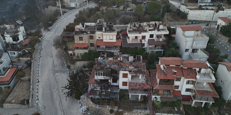 Menderes ve Seferihisar'da çıkan orman yangını 3'ncü gününde sürüyor