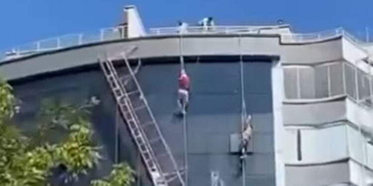 İki işçinin üzerinde çalıştığı iskelenin asma halatı koptu