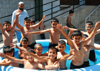 İmam cami bahçesine şişme havuz kurdu, çocuklar serinledi