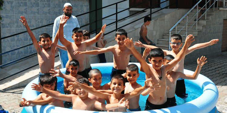 İmam cami bahçesine şişme havuz kurdu, çocuklar serinledi
