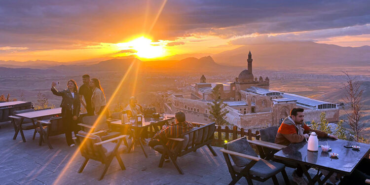 İshak Paşa Sarayı’nda eşsiz gün batımı manzarası