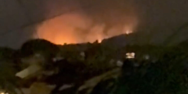 İzmir'de çöplükte çıkan yangın makilik alana sıçradı