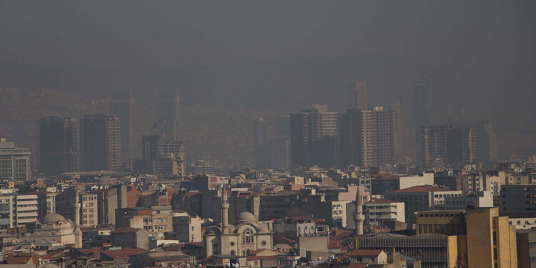İzmir'de hava kirliliği sınırların 5 kat fazlası