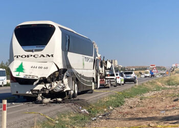 Kamyonet yolcu otobüsüne çarptı; 2 ölü,1 yaralı