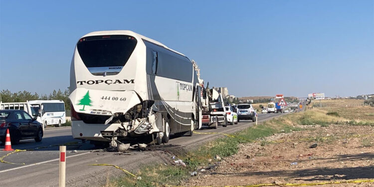 Kamyonet yolcu otobüsüne çarptı; 2 ölü,1 yaralı