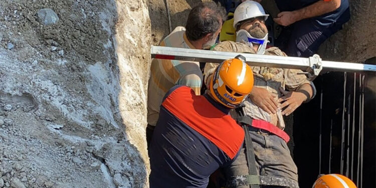 Kanalizasyon çalışması sırasında göçük altında kalan işçi kurtarıldı