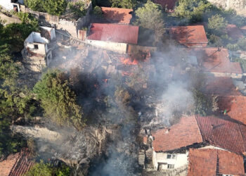 Karabük'te otluk alanda çıkan yangında 2 ev kül oldu
