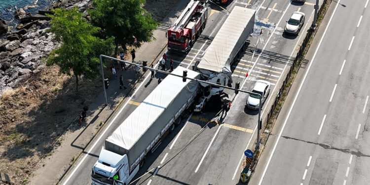 Karadeniz Sahil Yolu'nda 2 TIR ve 3 otomobil birbirine girdi