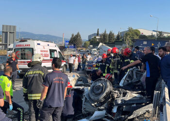 Kocaeli'de iki otomobil ve TIR çarpıştı