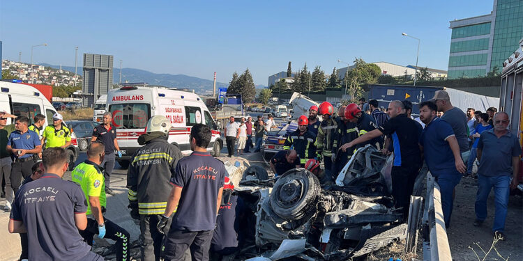 Kocaeli'de iki otomobil ve TIR çarpıştı