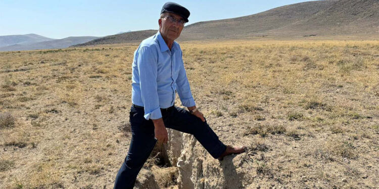 Konya'da yüzey yarıkları, mahalleliyi tedirgin ediyor