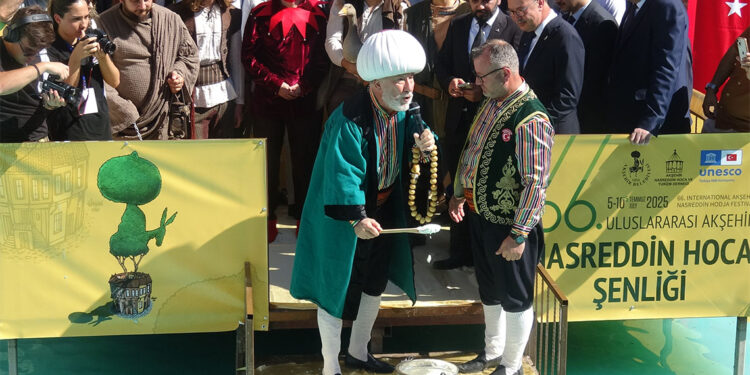 Konya'daki şenlikte Nasreddin Hoca temsili olarak uyandırıldı