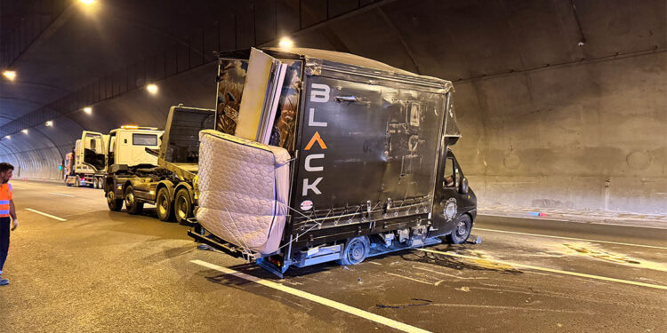Kuzey Marmara Otoyolu Kocaeli geçişinde kamyonet devrildi