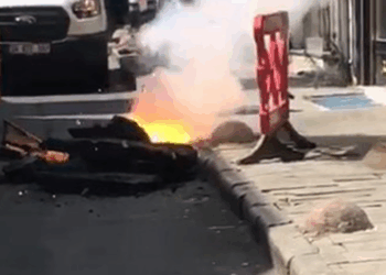 Kağıthane'de yeraltı elektrik kablolarında patlama
