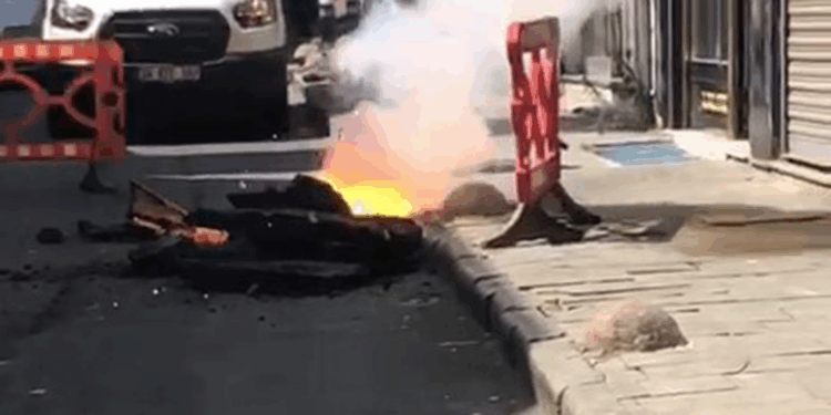 Kağıthane'de yeraltı elektrik kablolarında patlama