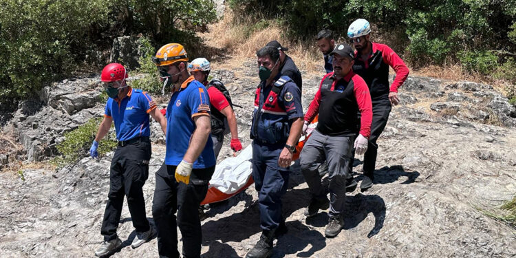 Kayalıklar arasında erkek cesedi bulundu