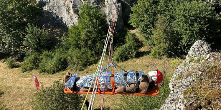 Kayalıklarda zorlu arama kurtarma tatbikatı