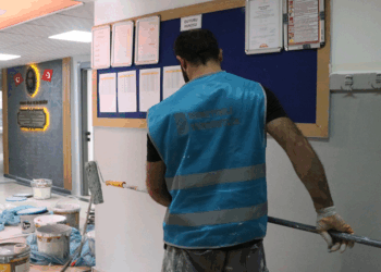 Kayseri'de 18 yükümlü, okulu boya yaparak yeni eğitim yılına hazırladı