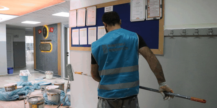 Kayseri'de 18 yükümlü, okulu boya yaparak yeni eğitim yılına hazırladı