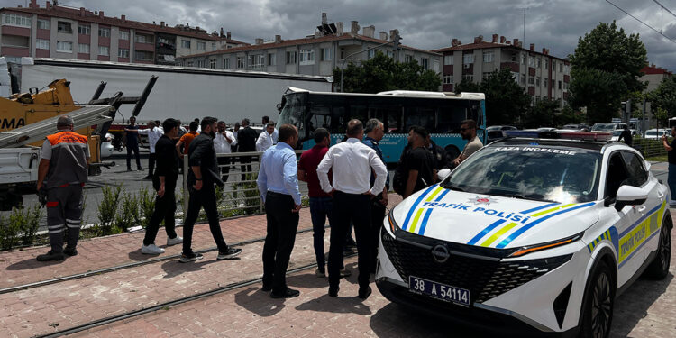 Kayseri'de TIR, otomobil ve otobüs çarpıştı: 8 yaralı