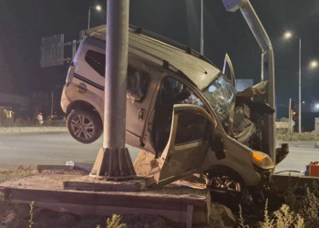 Kayseri'de hafif ticari araç elektrik direğine çarptı: 7 yaralı