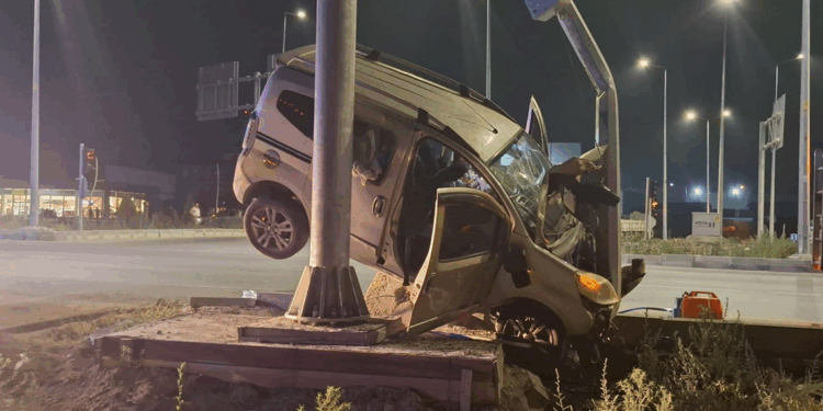 Kayseri'de hafif ticari araç elektrik direğine çarptı: 7 yaralı