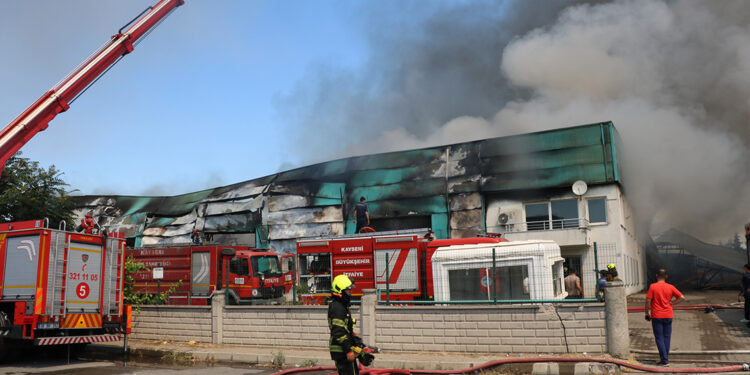 Kayseri'de mobilya fabrikasında yangın